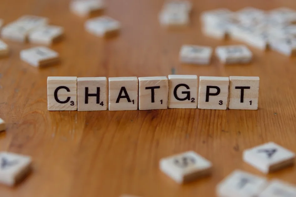 A wooden block spelling the word chat on a table